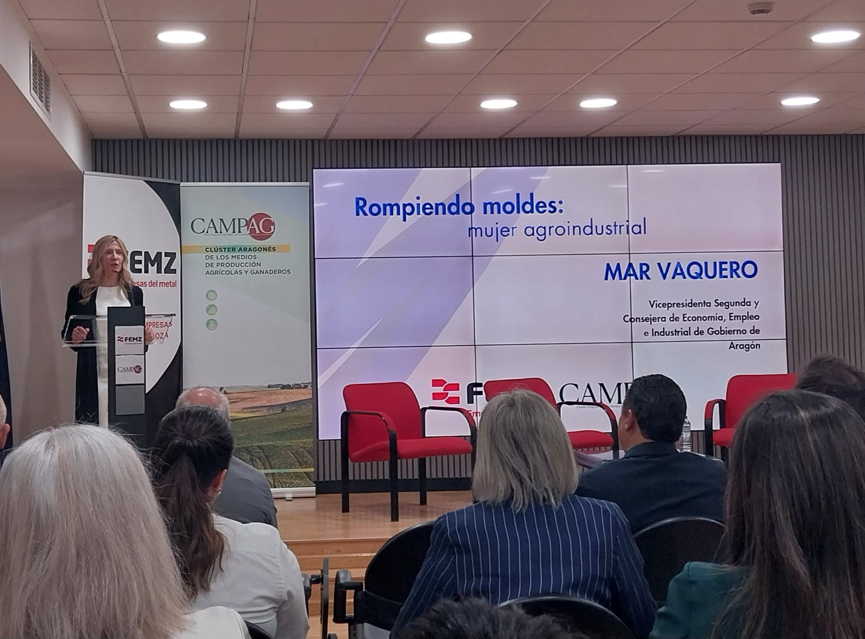 i+Porc en apoyo al fomento de la igualdad: asistencia a la jornada «Rompiendo moldes – mujer agroindustrial»