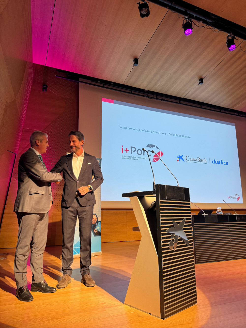 La fundación CaixaBank Dualiza e i+Porc renuevan su alianza por el impulso de la Formación Profesional, la empleabilidad y la competitividad en el sector porcino español